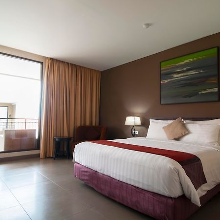 100 Sunset Kuta Hotel & Ballroom エクステリア 写真