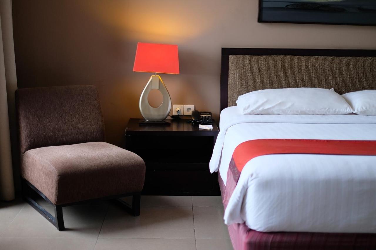 100 Sunset Kuta Hotel & Ballroom エクステリア 写真