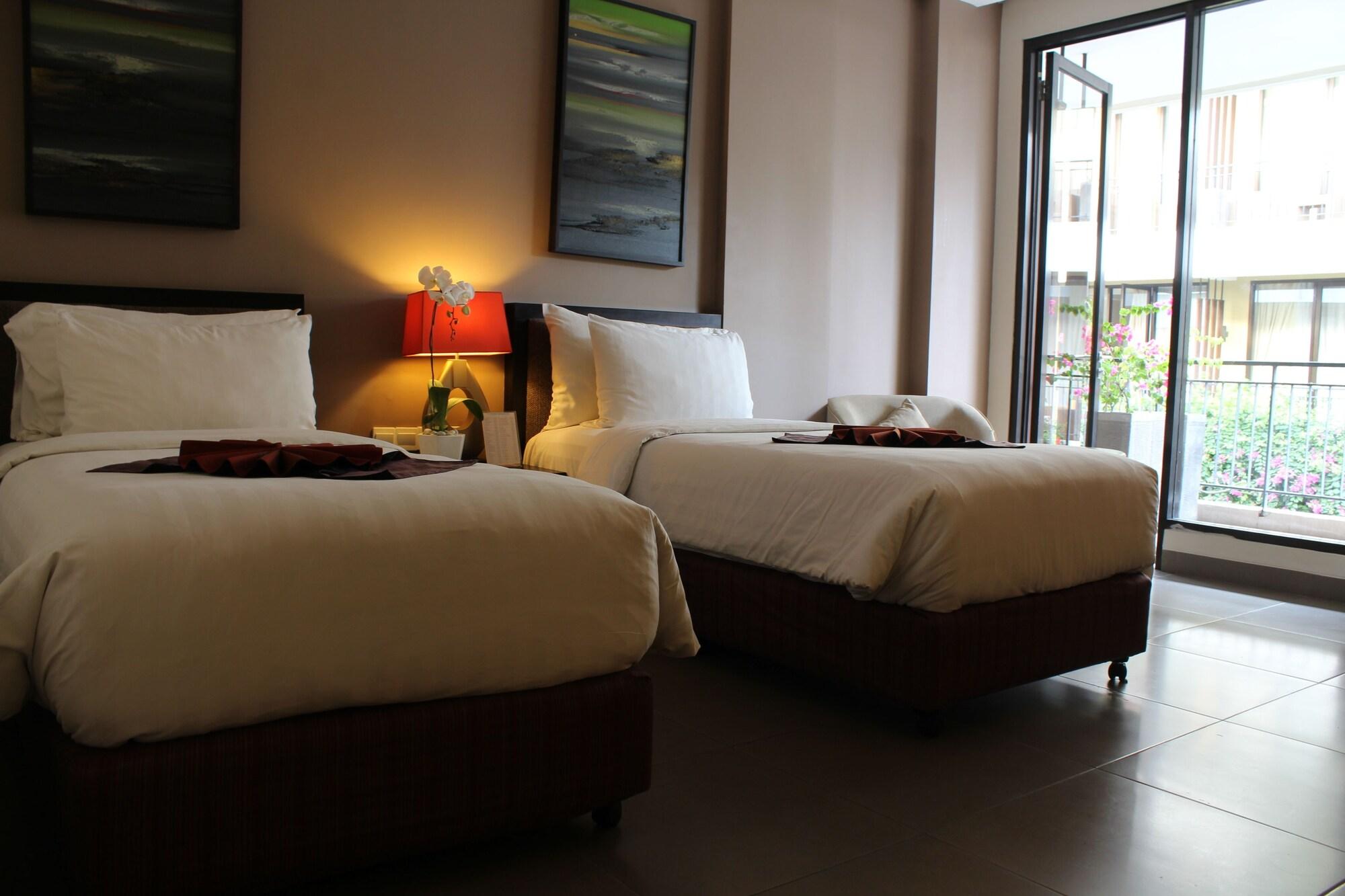 100 Sunset Kuta Hotel & Ballroom エクステリア 写真