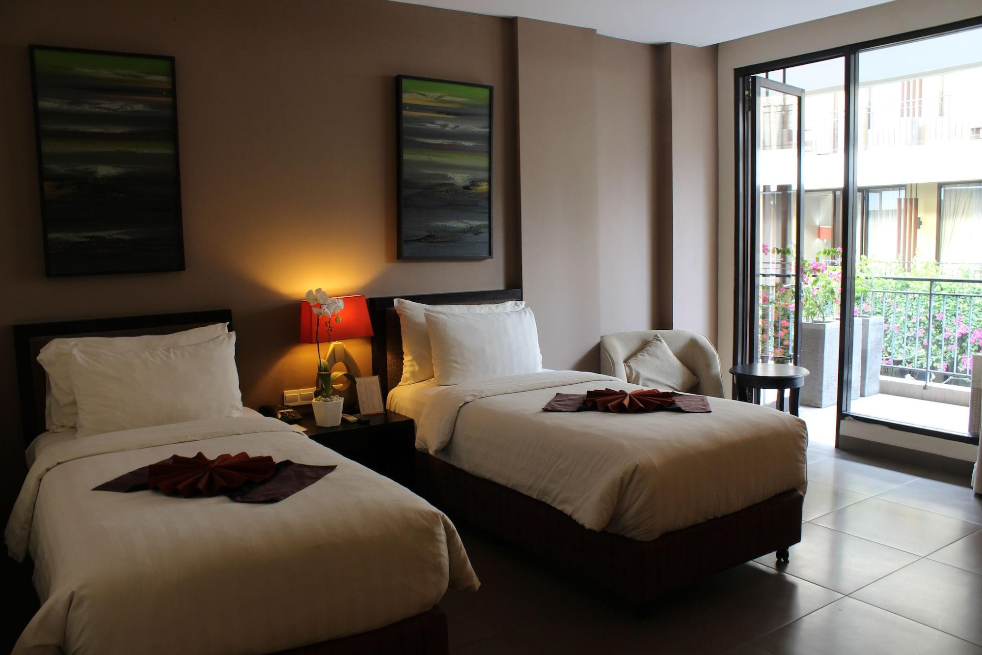 100 Sunset Kuta Hotel & Ballroom エクステリア 写真