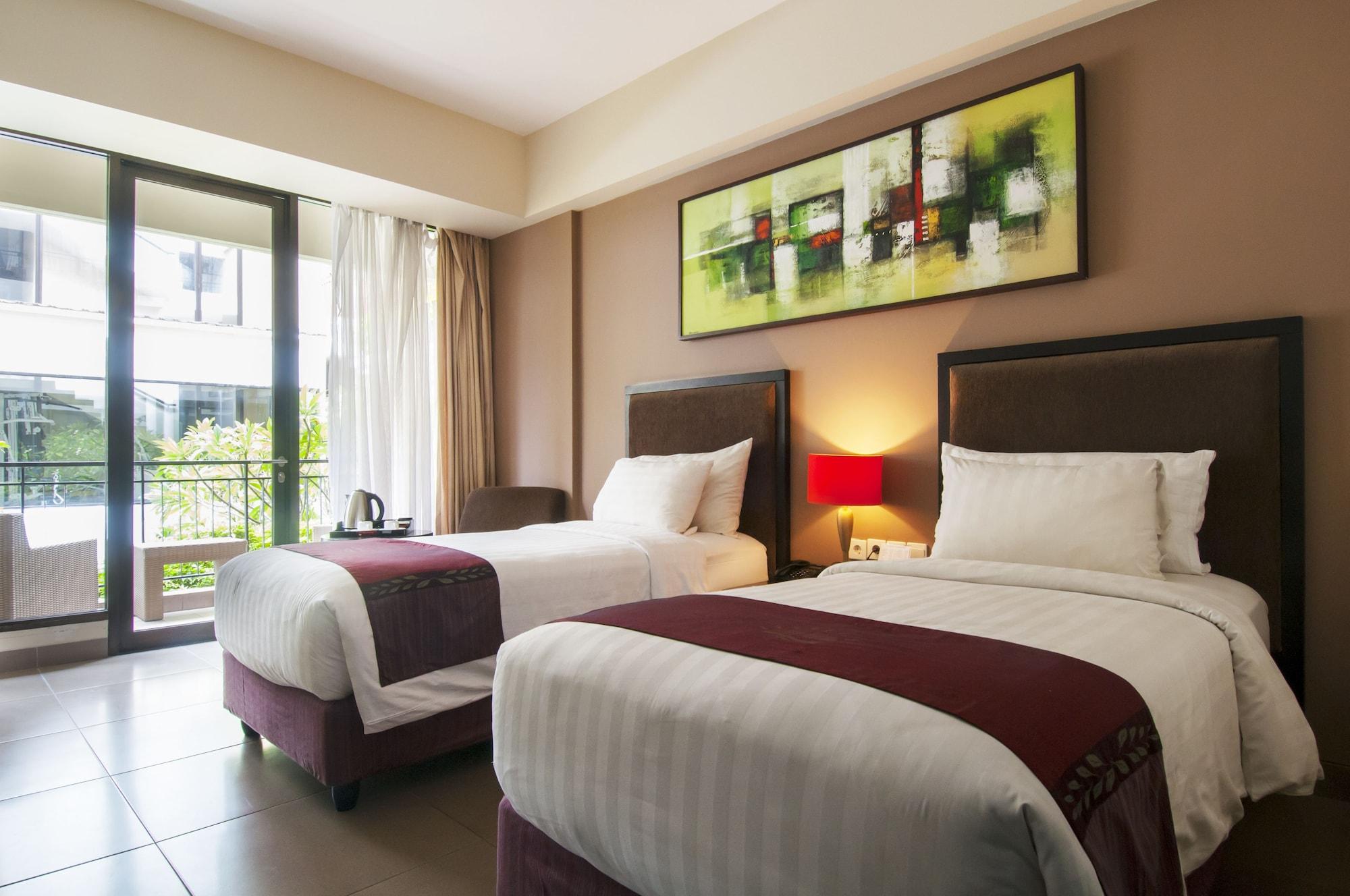 100 Sunset Kuta Hotel & Ballroom エクステリア 写真