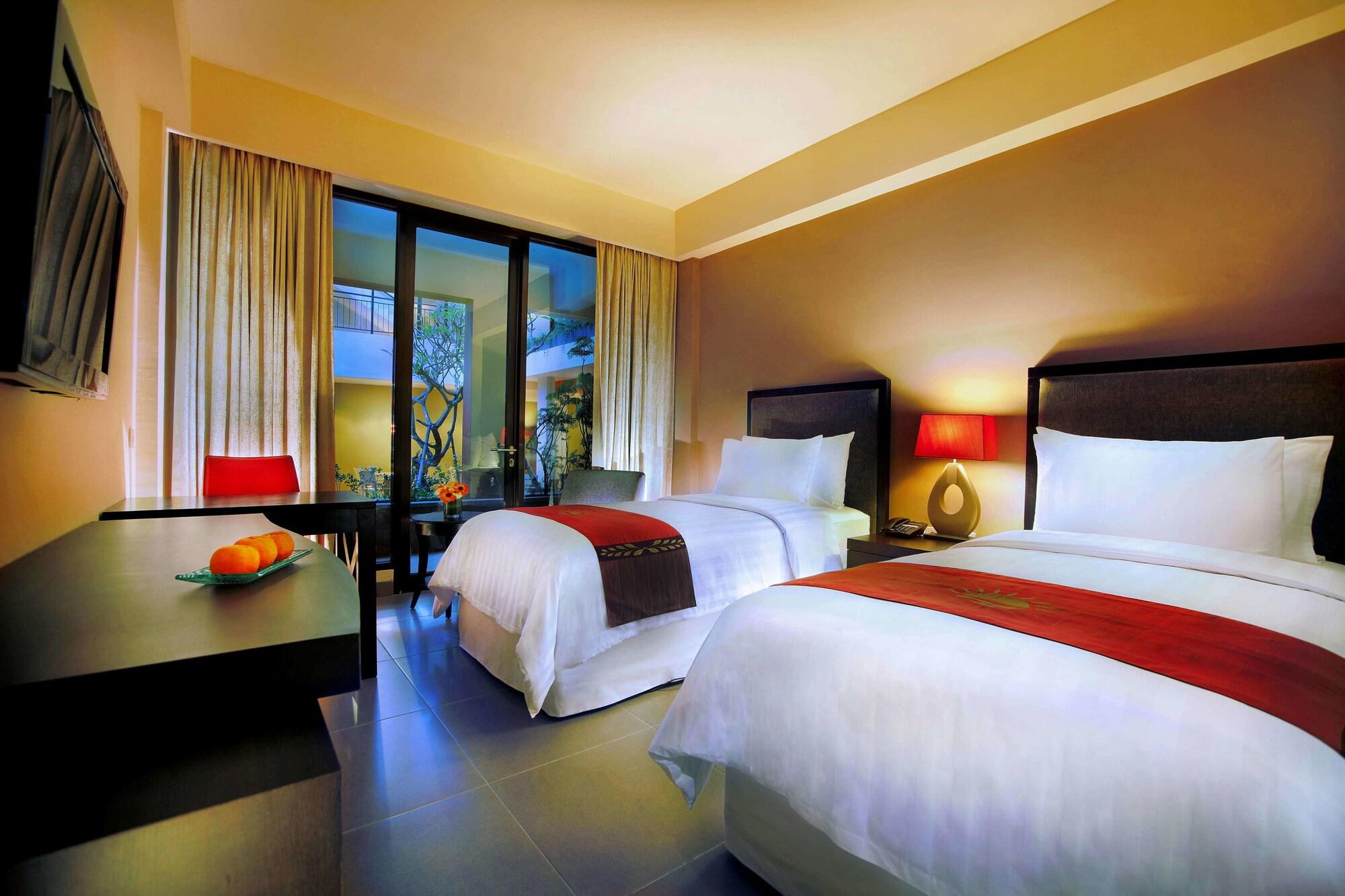 100 Sunset Kuta Hotel & Ballroom エクステリア 写真