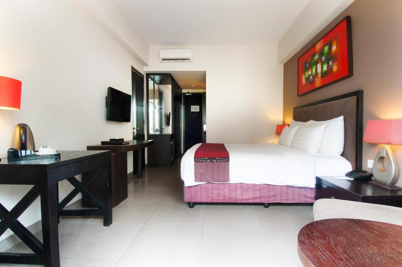 100 Sunset Kuta Hotel & Ballroom エクステリア 写真