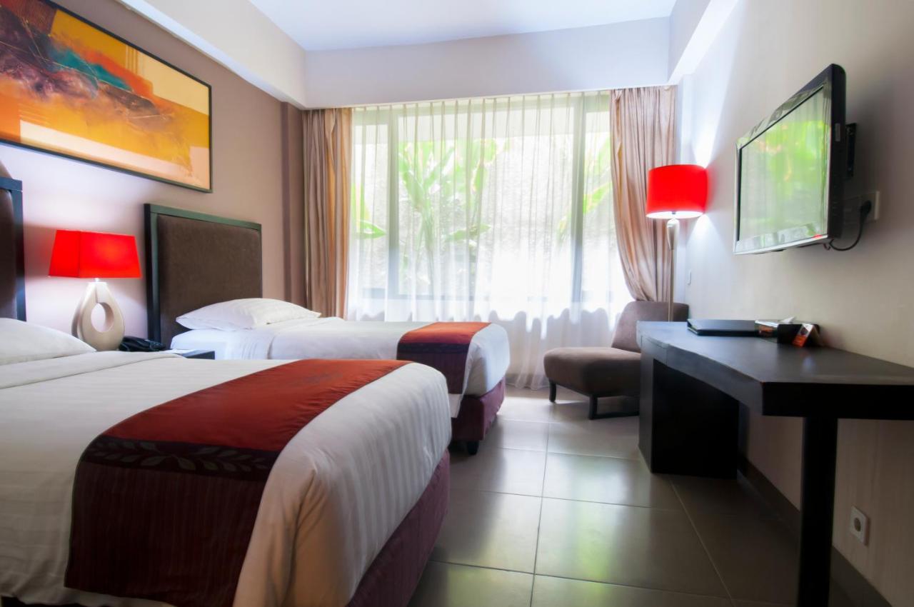 100 Sunset Kuta Hotel & Ballroom エクステリア 写真