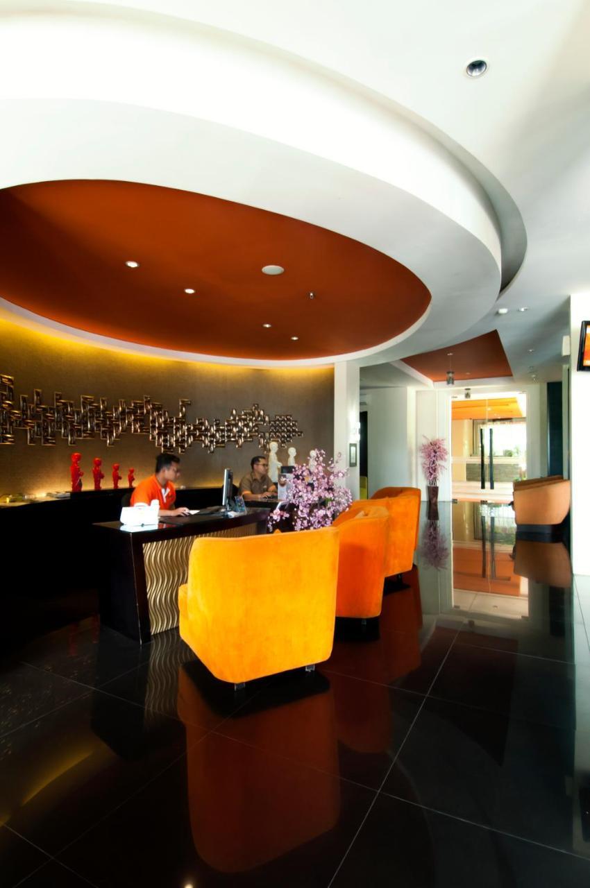 100 Sunset Kuta Hotel & Ballroom エクステリア 写真