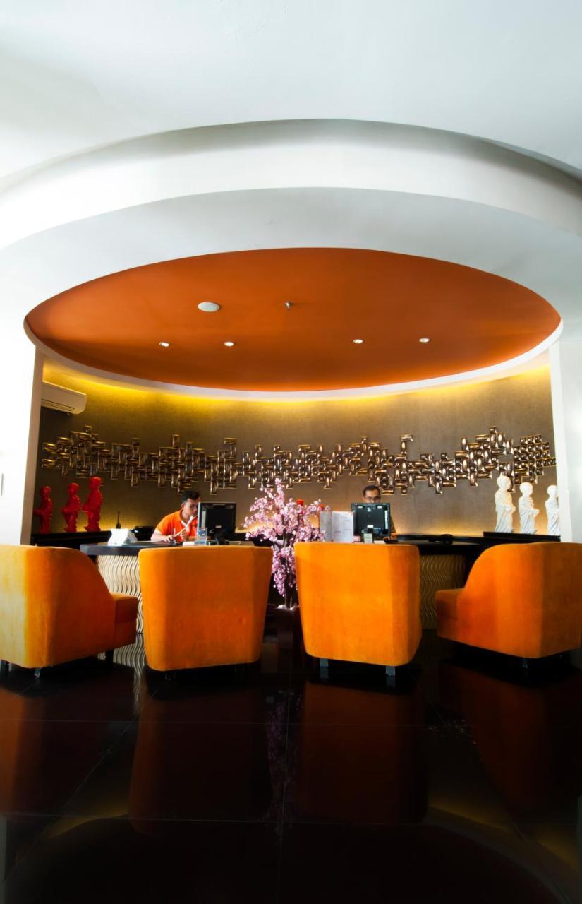 100 Sunset Kuta Hotel & Ballroom エクステリア 写真