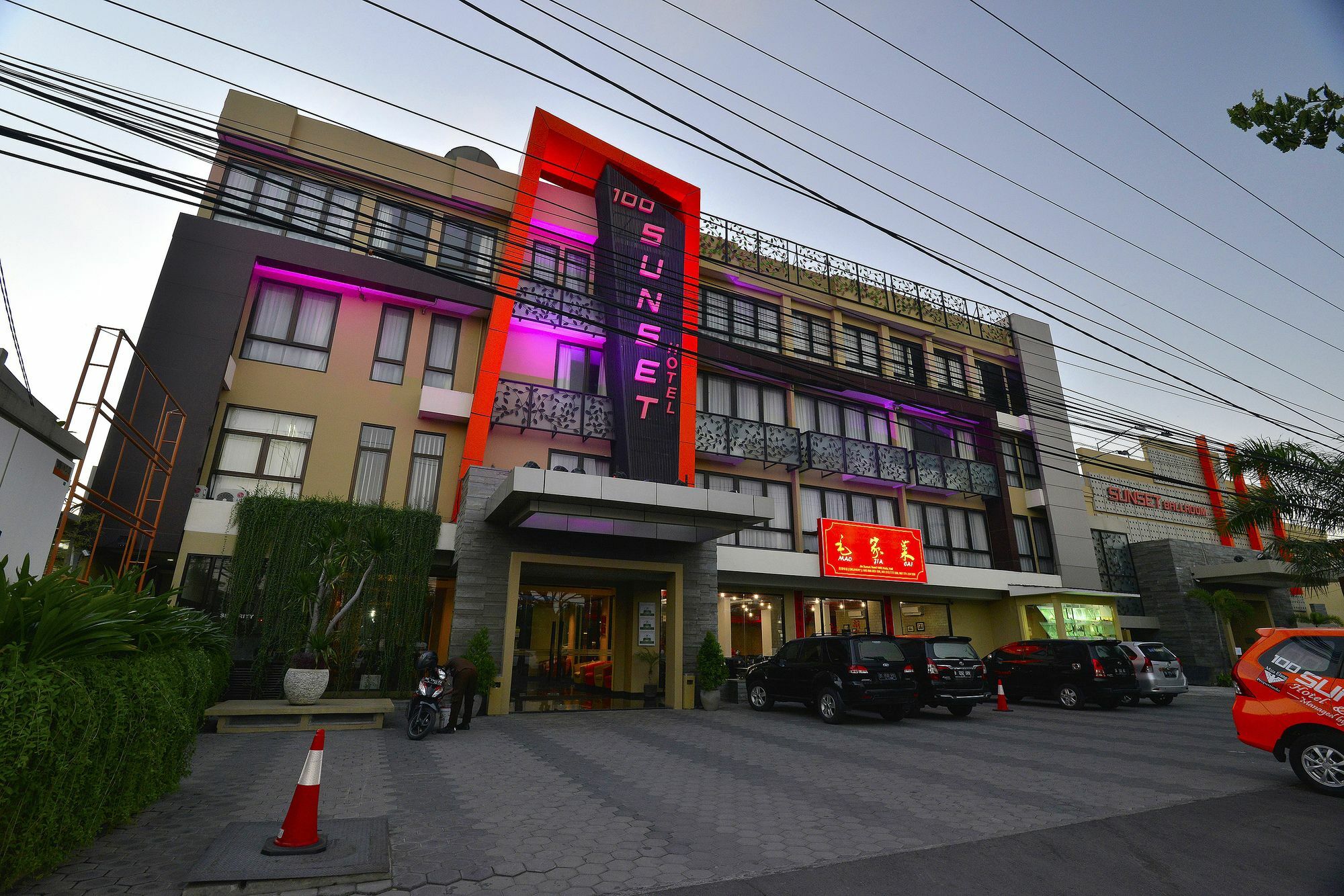 100 Sunset Kuta Hotel & Ballroom エクステリア 写真