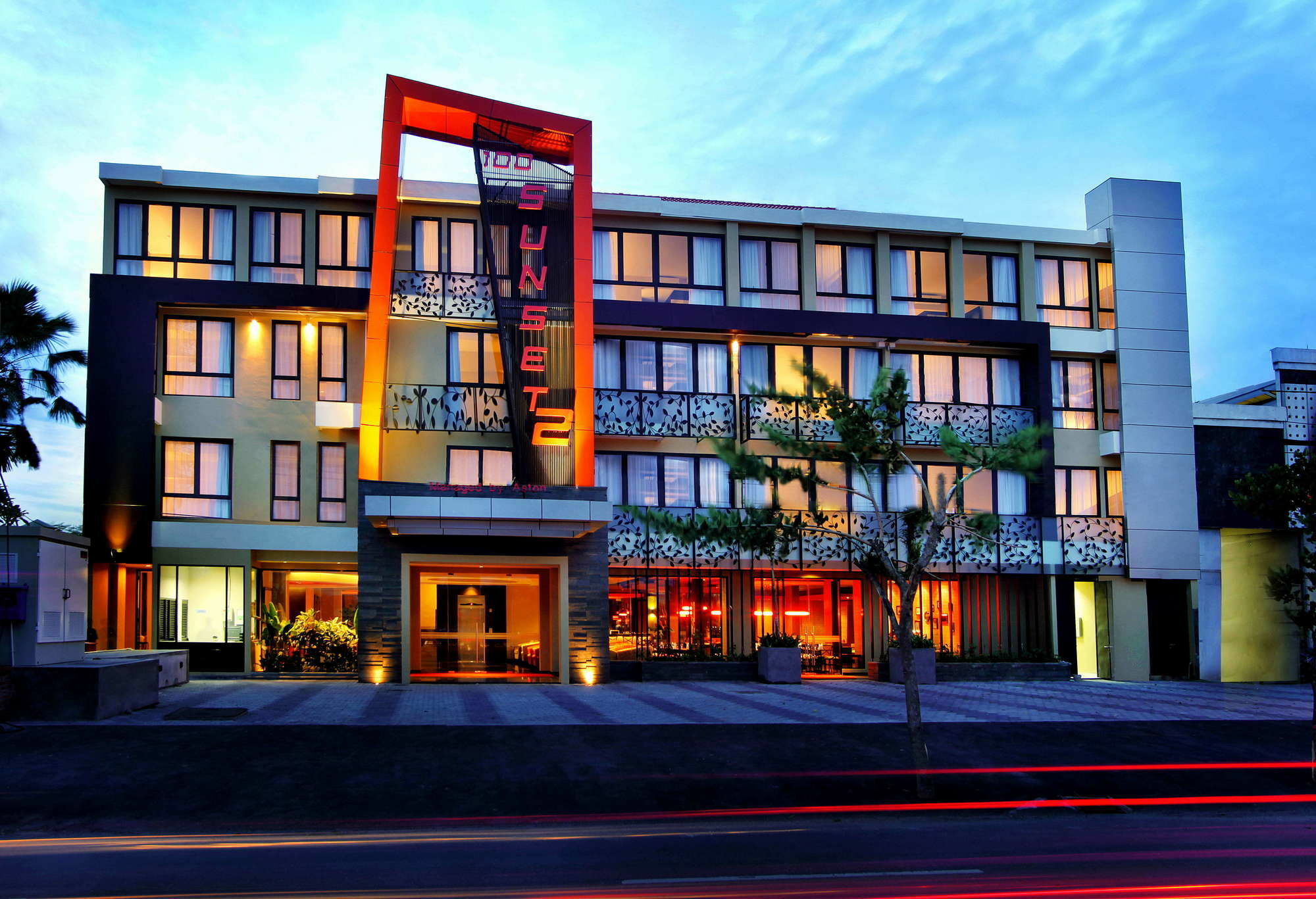 100 Sunset Kuta Hotel & Ballroom エクステリア 写真